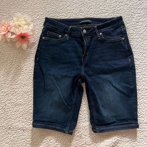 Jean Short Calvin Klein, size 6, color dark blue.